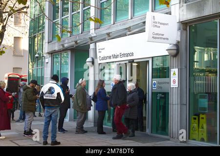 Foule de personnes en file d'attente à l'extérieur de l'entrée principale du HM Passport Office, 2 Marsham Street, Londres, royaume-uni Banque D'Images