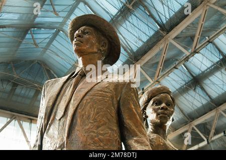 Détail des têtes de la Sculpture en bronze coulé National Windrush Monument créé par Basil Watson, Waterloo Station Londres Banque D'Images