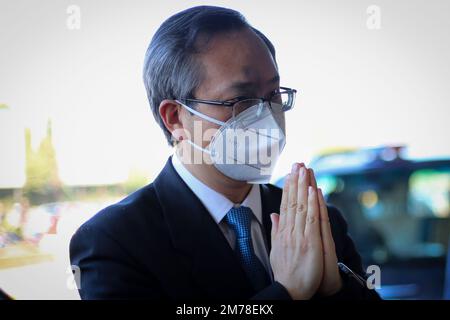 Katmandou, Népal. 08th janvier 2023. Chen Song Gai, l'Ambassadeur indépendant récemment nommé en 22nd, salue son arrivée à l'aéroport international de Tribhuvan (TIA) sur 8 janvier 2023 à Katmandou, au Népal. (Photo de Abhishek Maharajan/Sipa USA) crédit: SIPA USA/Alay Live News Banque D'Images