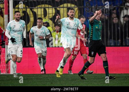 Francesco Acerbi du FC Internazionale soutient avec l'arbitre Juan Luca Sacchi après un but refusé pendant le Serie Un match de football entre AC Monza Banque D'Images