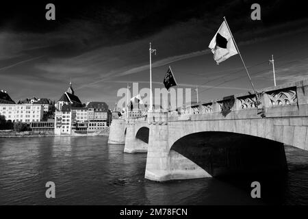 Le pont en pierre médiéval Mittlere Brücke, Rhin, ville de Bâle, canton de Bâle ville, Suisse, Europe Banque D'Images