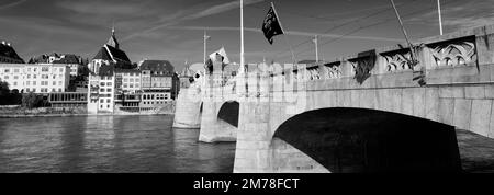 Le pont en pierre médiéval Mittlere Brücke, Rhin, ville de Bâle, canton de Bâle ville, Suisse, Europe Banque D'Images