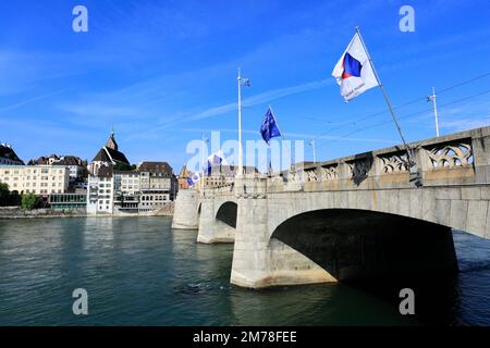 Le pont en pierre médiéval Mittlere Brücke, Rhin, ville de Bâle, canton de Bâle ville, Suisse, Europe Banque D'Images