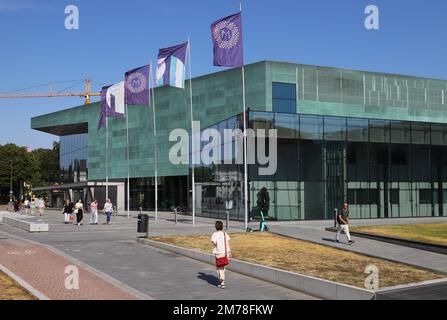 Helsinki, Finlande - 20 août 2022 : vue extérieure de la salle de concert et du centre musical d'Helsinki Musiikitalo. Banque D'Images