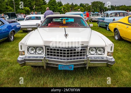 Iola, WI - 07 juillet 2022 : vue de face d'un véhicule Eldorado convertible 1973 de Cadillac lors d'un salon de voiture local. Banque D'Images