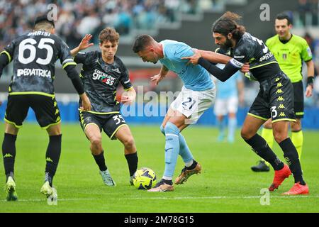 Sergej Milinkovic Savic du Latium (C) vies pour le ballon avec Tommaso Baldanzi (L) et Sebastiano Luperto (R) pendant le championnat italien Serie Un match de football entre SS Lazio et Empoli FC sur 8 janvier 2023 au Stadio Olimpico à Rome, Italie - photo Federico Proietti / DPPI Banque D'Images