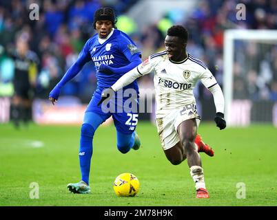 Wilfried Gnonto (à droite) de Leeds United et Jaden Philogene-Bidace de Cardiff se disputent le ballon lors du troisième match de la coupe Emirates FA au stade de Cardiff City. Date de la photo: Dimanche 8 janvier 2023. Banque D'Images