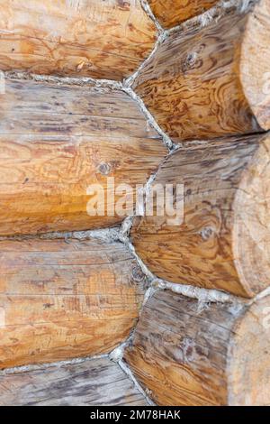 fragment d'un cadre en bois de grumes. jonction d'un cadre en bois. fragment d'un mur en rondins Banque D'Images