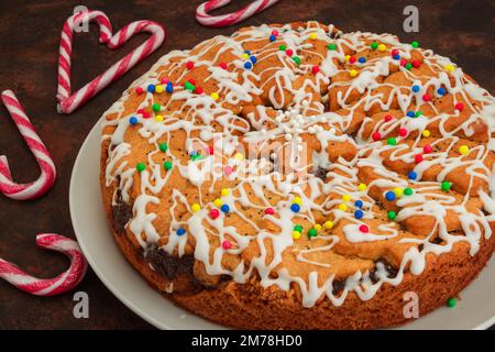 Gâteau de pavot appétissant avec sucre glace et garniture au citron Banque D'Images