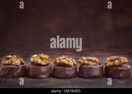 Gros plan de maison avec pralines au chocolat noir fourrées de noix Banque D'Images