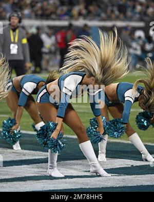 Jacksonville, États-Unis. 07th janvier 2023. Les membres de l'équipe de meneur des jaguars de Jacksonville, les « roar » se disputent les Titans contre les jaguars pour le dernier match de la saison 2022/23 de la NFL au TIAA Bank Field de Jacksonville, Floride, samedi, 7 janvier 2023. Les Jaguars ont battu les Titans 20-16 en les plaçant au premier rang de la NFL Southern Conference. Photo de Joe Marino/UPI. Crédit : UPI/Alay Live News Banque D'Images