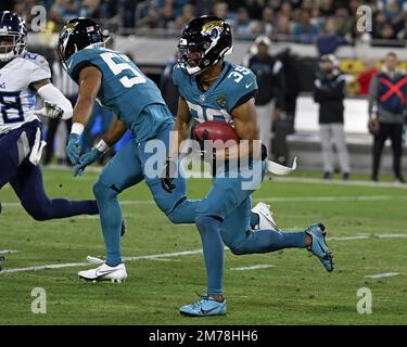 Jacksonville, États-Unis. 07th janvier 2023. Jaguars Jamal Agnew revient un coup d'envoi alors que les Titans rivalisent avec les Jaguars pour le dernier match de la saison 2022/23 de la NFL au TIAA Bank Field de Jacksonville, Floride, samedi, 7 janvier 2023. Les Jaguars ont battu les Titans 20-16 en les plaçant au premier rang de la NFL Southern Conference. Photo de Joe Marino/UPI. Crédit : UPI/Alay Live News Banque D'Images