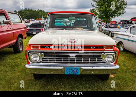 Iola, WI - 07 juillet 2022: Vue de face d'un camion de pick-up Twin I Beam 1966 de Ford F100 à un salon de voiture local. Banque D'Images