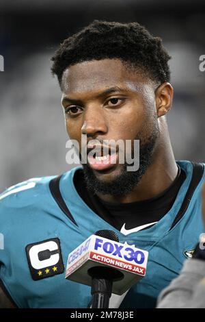Jacksonville, États-Unis. 07th janvier 2023. En dehors de linebacker Josh Allen est interviewé après que les Jaguars ont battu les Titans 20-16 au TIAA Bank Field à Jacksonville, Floride, samedi, 7 janvier 2023. Photo de Joe Marino/UPI. Crédit : UPI/Alay Live News Banque D'Images
