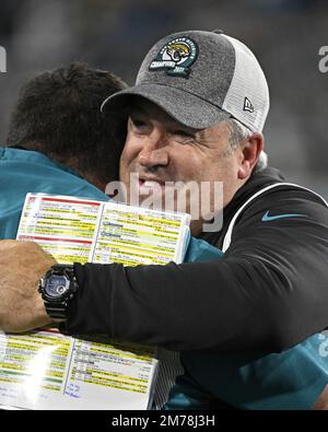 Jacksonville, États-Unis. 07th janvier 2023. Doug Pederson, entraîneur en chef de Jaguars, est félicité après que les Jaguars ont battu les Titans 20-16 au TIAA Bank Field de Jacksonville, en Floride, samedi, 7 janvier 2023. Photo de Joe Marino/UPI. Crédit : UPI/Alay Live News Banque D'Images
