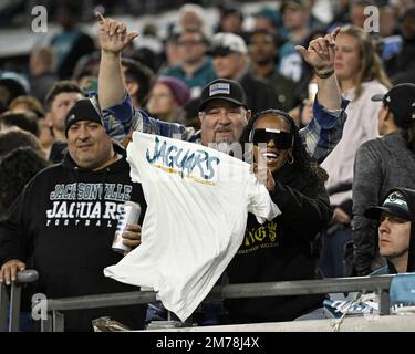 Jacksonville, États-Unis. 07th janvier 2023. Les fans de Jaguars célèbrent la compétition des Titans contre les Jaguars pour le dernier match de la saison 2022/23 de la NFL au TIAA Bank Field de Jacksonville, Floride, samedi, 7 janvier 2023. Les Jaguars ont battu les Titans 20-16 en les plaçant au premier rang de la NFL Southern Conference. Photo de Joe Marino/UPI. Crédit : UPI/Alay Live News Banque D'Images