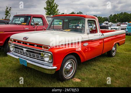 Iola, WI - 07 juillet 2022: Vue d'angle avant à haute perspective d'un camion de pick-up à double faisceau 1966 de Ford F100 à un salon de voiture local. Banque D'Images