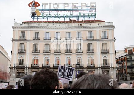 Manifestation. Démonstration de la Plaza de Callao à la Puerta del sol à Madrid. Bannière pour ceux affectés par la ligne 7B de la San Fernando de Henares Banque D'Images