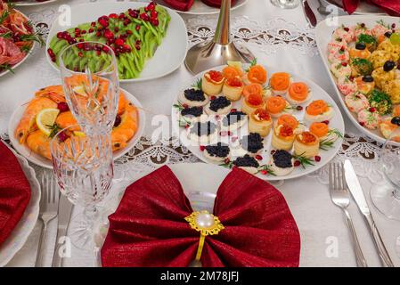 Repas de fête, salade de kiwi d'arbre de Noël et saucisses Banque D'Images