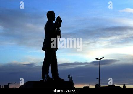 Une statue de l'ancien directeur de Dundee United Jim McLean devant le sol avant le match de Cinch Premiership au parc Tannadice, Dundee. Date de la photo: Dimanche 8 janvier 2023. Banque D'Images