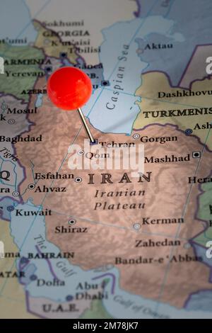 Une punaise sur une carte de l'Iran marquant l'emplacement de la capitale de Terhan avec un espace de copie Banque D'Images