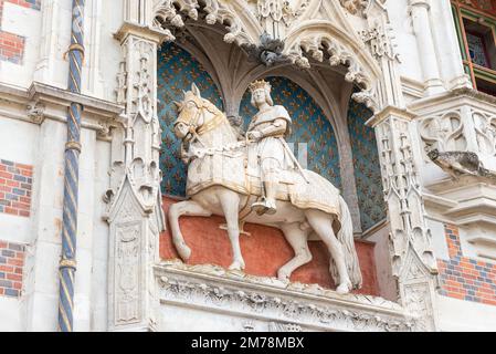 Sculpture équestre du roi Louis XII à l'entrée du château royal de Blois Banque D'Images