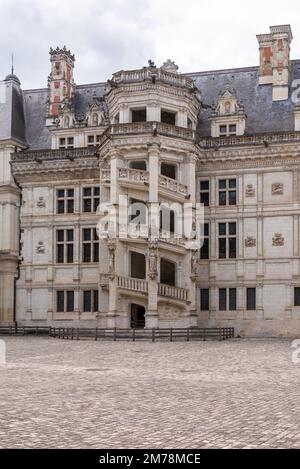 Cour du Château Royal de Blois avec son célèbre escalier de la partie Renaissance de François le premier Banque D'Images