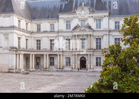 Cour du château royal de Blois avec la partie de style classique de Gaston d'Orléans Banque D'Images