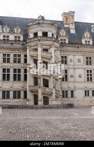 Cour du Château Royal de Blois avec son célèbre escalier de la partie Renaissance de François le premier Banque D'Images