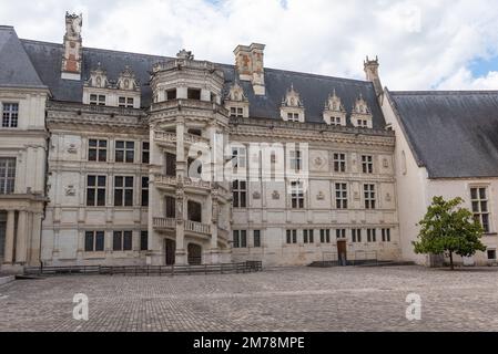 Cour du Château Royal de Blois avec son célèbre escalier de la partie Renaissance de François le premier Banque D'Images