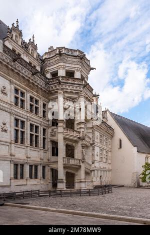 Cour du Château Royal de Blois avec son célèbre escalier de la partie Renaissance de François le premier Banque D'Images