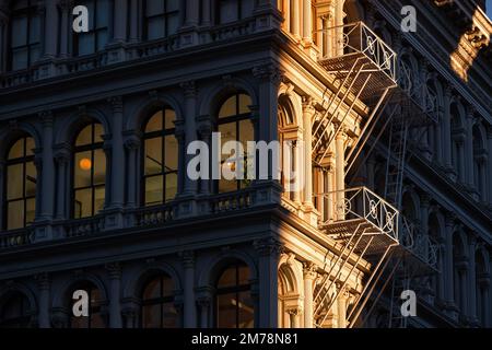 Dernier soleil sur Soho loft bâtiments avec la façade ornementation et la fuite de feu. Quartier historique de Soho Cast Iron Building, New York Banque D'Images