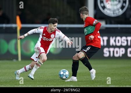 NIJMEGEN - (lr) Francisco Conceicao d'Ajax, Lasse Schone de NEC Nijmegen pendant le match de première ligue néerlandais entre NEC et Ajax à de Goffert sur 8 janvier 2023 à Nimègue, pays-Bas. ANP MAURICE VAN STONE Banque D'Images