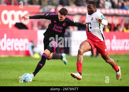 Utrecht - Santiago Gimenez de Feyenoord, Modibo Sagnan du FC Utrecht lors du match entre le FC Utrecht et Feyenoord au Stadion Galgenwaard le 8 janvier 2023 à Utrecht, pays-Bas. (Box to Box Pictures/Yannick Verhoeven) Banque D'Images