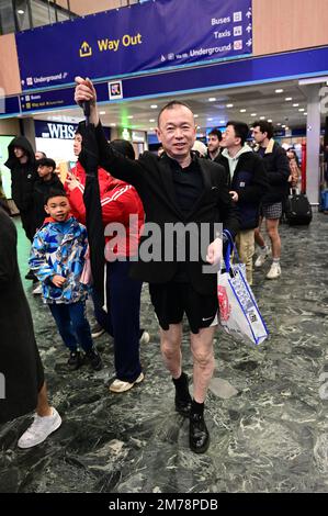 Chinatown, Londres, Royaume-Uni. 8th janvier 2023. L'assemblée des gens au restaurant Canton participe pour aucun pantalon sur le métro de Londres pour le jour sans pantalon (pas de pantalon) sur le métro de Londres, Londres, Angleterre. Crédit : voir Li/Picture Capital/Alamy Live News Banque D'Images