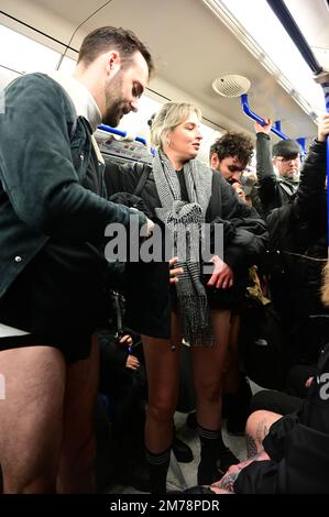 Chinatown, Londres, Royaume-Uni. 8th janvier 2023. L'assemblée des gens au restaurant Canton participe pour aucun pantalon sur le métro de Londres pour le jour sans pantalon (pas de pantalon) sur le métro de Londres, Londres, Angleterre. Crédit : voir Li/Picture Capital/Alamy Live News Banque D'Images