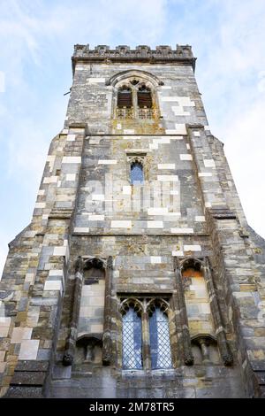 Vue sur une tour d'église rénovée avec de nouveaux blocs de pierre Banque D'Images