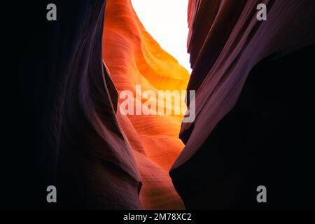 des murs en feu de canyon d'antilope à travers le soleil couchant Banque D'Images