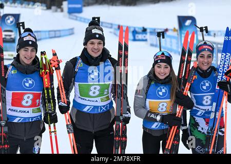 Pokljuka, Slovénie. 08th janvier 2023. Didier Bionaz, Tommaso Giacomel, Dorothea Wierer et Lisa Vittozzi, de gauche italienne, se posent après avoir terminé deuxième dans la compétition Relais mixte de la coupe du monde de biathlon à Pokljuka. (Photo par Andrej Tarfila/SOPA Images/Sipa USA) crédit: SIPA USA/Alay Live News Banque D'Images