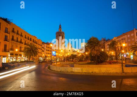 Valence, Espagne- 22 juin 2019: Place principale de la ville de Valence (Plaza del Ayuntamiento) la nuit Banque D'Images