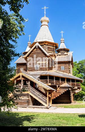 Architecture russe en bois. Église orthodoxe en bois du village de Vitoslavlitsy, Veliky Novgorod, Russie Banque D'Images