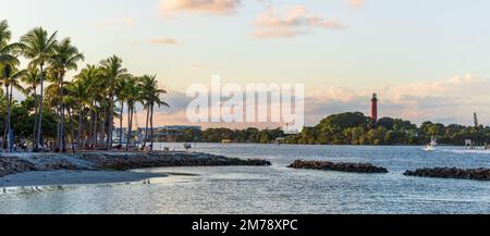 Vue sur le phare Jupiter du côté nord de Jupiter Inlet. Banque D'Images