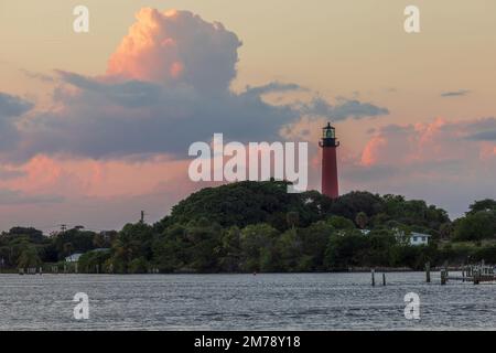 Vue sur le phare Jupiter du côté nord de Jupiter Inlet. Banque D'Images