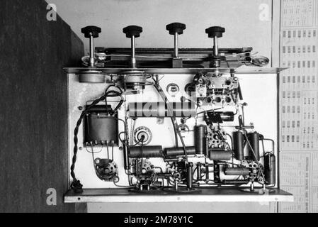 Radio ancienne démontée, radio ancienne ou radio tube et vannes. Image vintage noir et blanc ou monochrome 1945. Banque D'Images