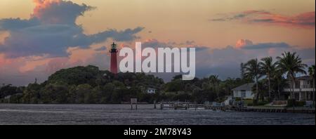 Vue sur le phare Jupiter du côté nord de Jupiter Inlet. Banque D'Images