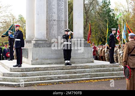 Le bugler de la Royal Navy sonne le dernier post. Jour du souvenir Dimanche Taunton Cenotaph War Memorial, Vivary Park. Taunton. 2017 Banque D'Images