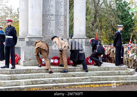 Les officiers des Forces armées laposent des couronnes de coquelicots. Jour du souvenir, Taunton Cenotaph War Memorial, Vivary Park. Taunton. 2017 Banque D'Images