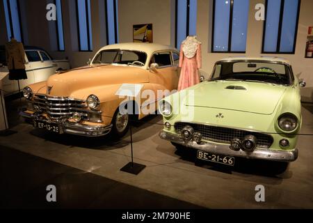 Ford Thunderbird et Cadillac série 62 au musée de l'automobile de Málaga, Espagne. Banque D'Images