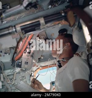 Orbite de la terre, orbite de la terre. 12 octobre 1968. L'astronaute Walter Cunningham de l'équipage principal Apollo VII de la NASA, au cours du deuxième jour de vol dans la capsule Apollo, 12 octobre 1968 dans l'orbite terrestre. Cunningham meurt 4 janvier 2023 à l'âge de 90 ans, le dernier membre survivant de la mission Apollo 7 de la NASA. Banque D'Images