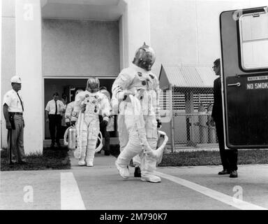 Cape Canaveral, États-Unis. 11 octobre 1968. Les astronautes de l'équipage principal Apollo VII de la NASA sortent du bâtiment des opérations de l'engin spatial habité le jour du lancement au Centre spatial Kennedy, à 11 octobre 1968, à Cape Canaveral, en Floride. L'astronaute Walter Cunningham, au centre, est décédé à l'âge de 90 ans, 4 janvier 2023, le dernier membre survivant de la mission Apollo 7 de la NASA. Banque D'Images